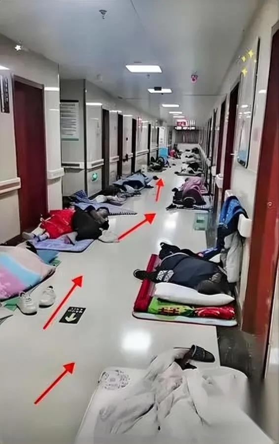 武汉这家医院火了！

走廊竟能铺床垫睡觉？

背后故事看哭全网…

乍一听像“离