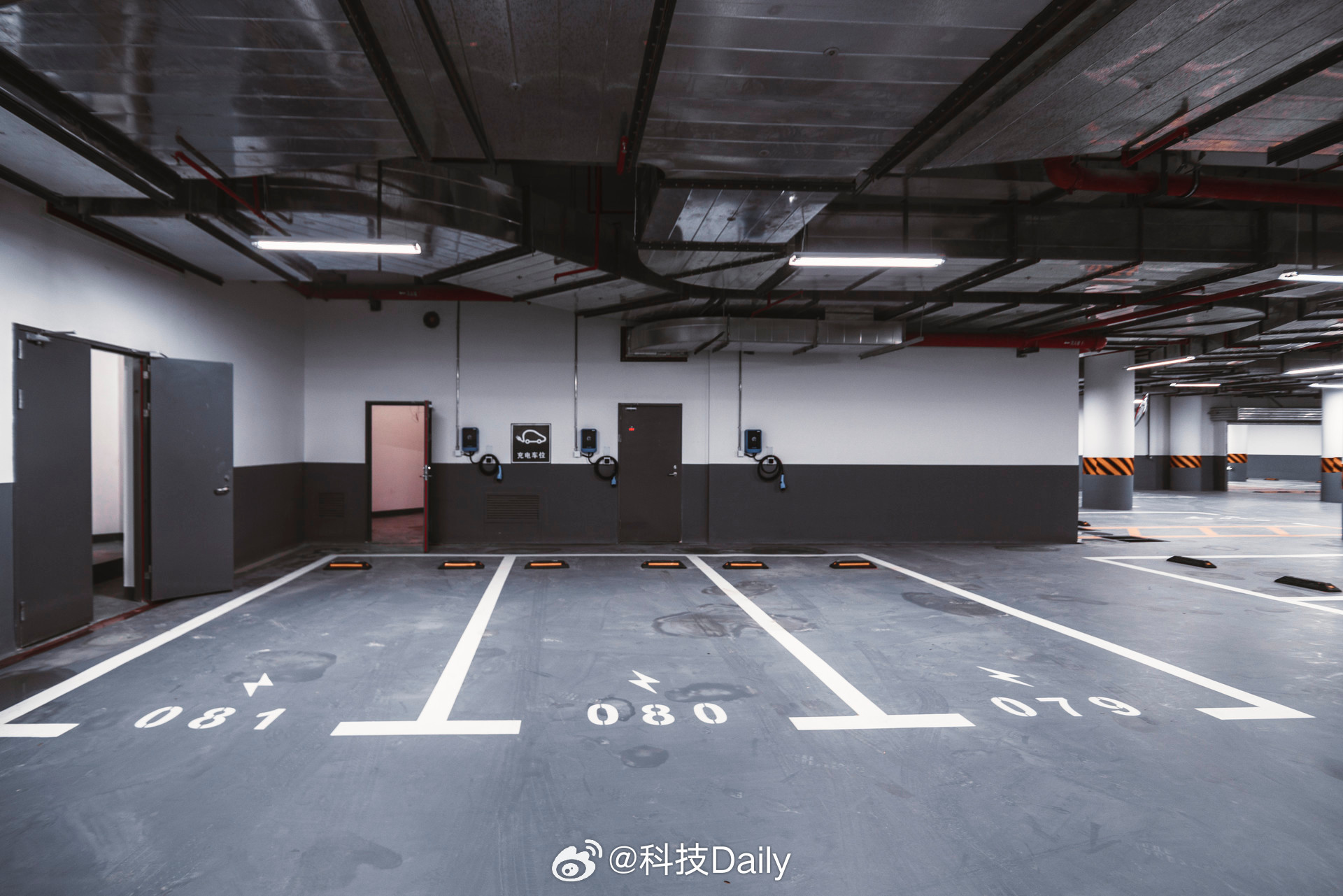 上海一酒店停车费每小时60元引热议 一般入住酒店都可以免停车费，除了北京的酒店。