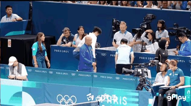 莎莎薅头哥衣角换位置采访
巴黎奥运会完美首秀后莎头接受采访
头哥怎么回事
位置不
