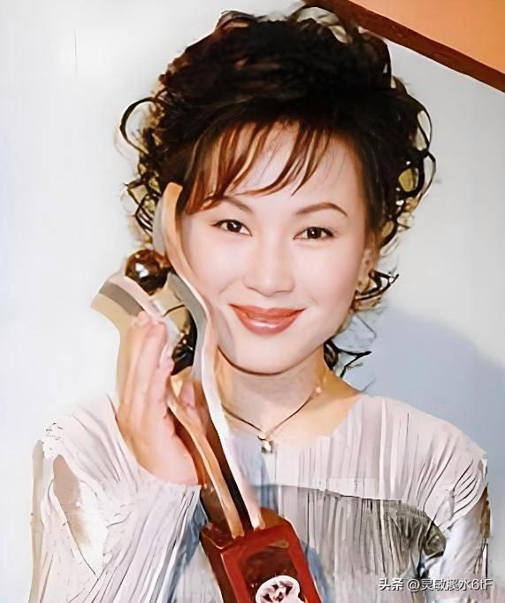 从荧幕主角到街头摊主，63岁的陈秀雯，被拍到在深水埗摆摊卖香薰。
简陋的折叠桌、