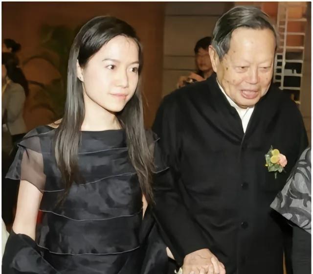 杨振宁曾经回应他国籍的问题，他是这样说的，一九五几年换国籍变成美国人，是一个很痛