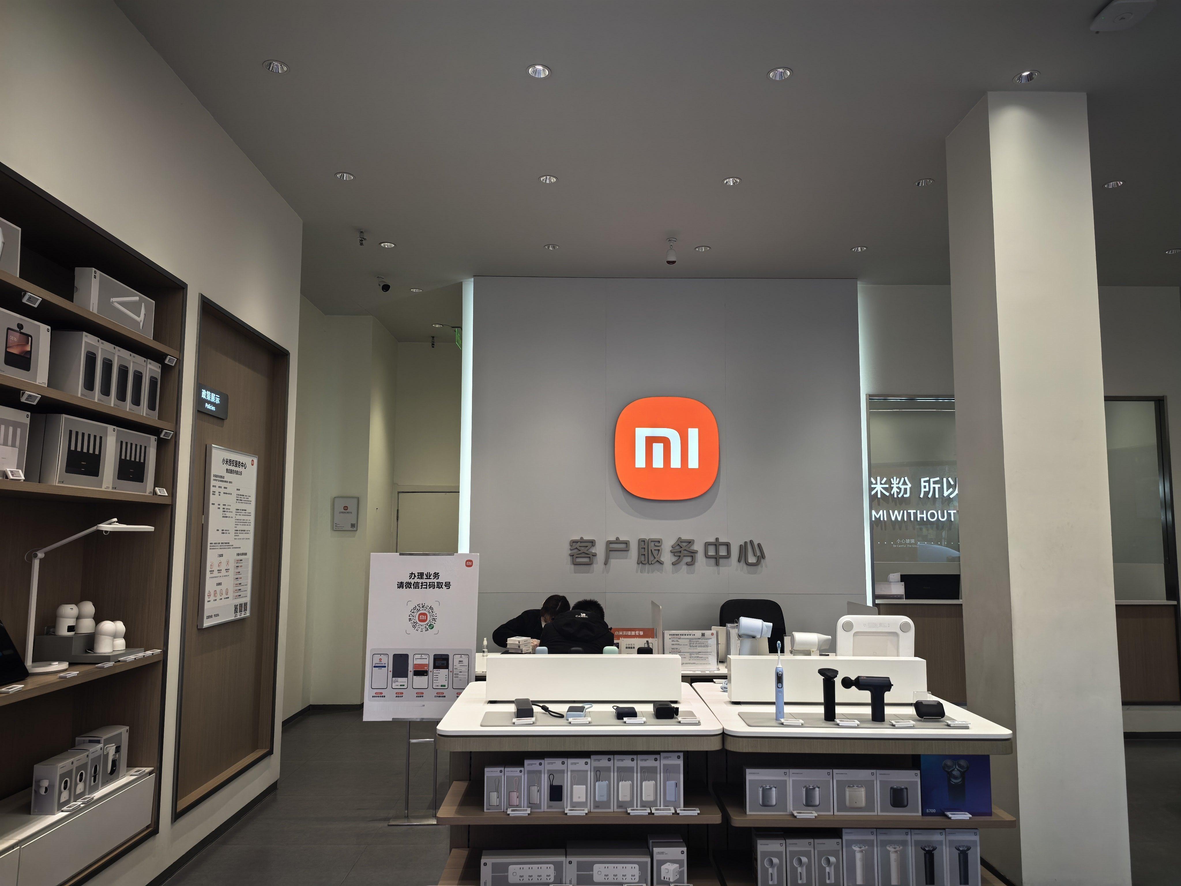 这个假期是跟售后干上了，先去小米售后反馈变焦环松动的问题，再去vivo售后换电池