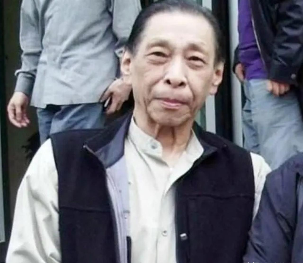 [微风]1991年，杜月笙的儿子杜维善来到北京，打算收回父亲购置的四合院，但住户