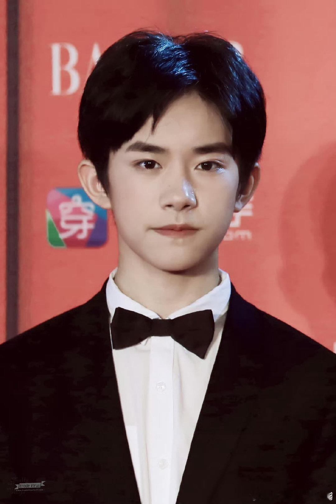 金鸡奖直播，袁弘连续四年坐影帝后面 