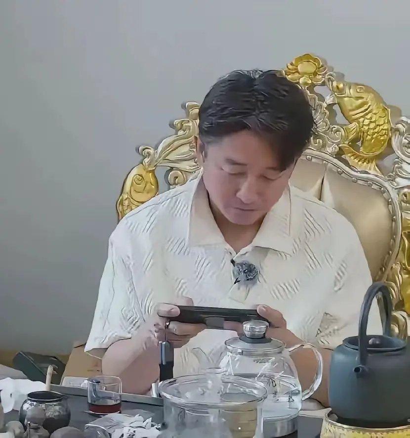 几亿身家的拳王邹市明退役后只想窝在家打打游戏，钱存银行每年光利息也有400多万。