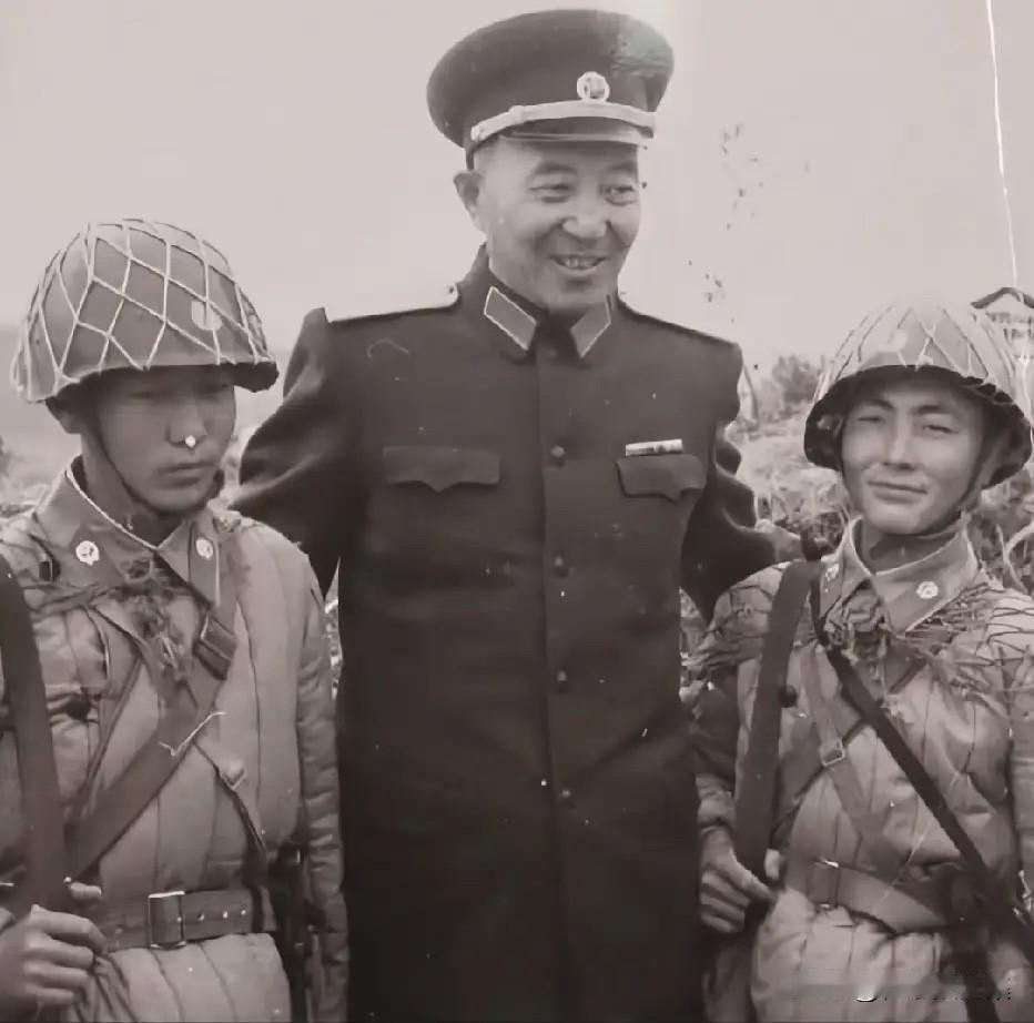 上世纪五十年代，罗瑞卿大将在朝鲜战场上与两位志愿军战士的合影。罗瑞卿大将当时担任