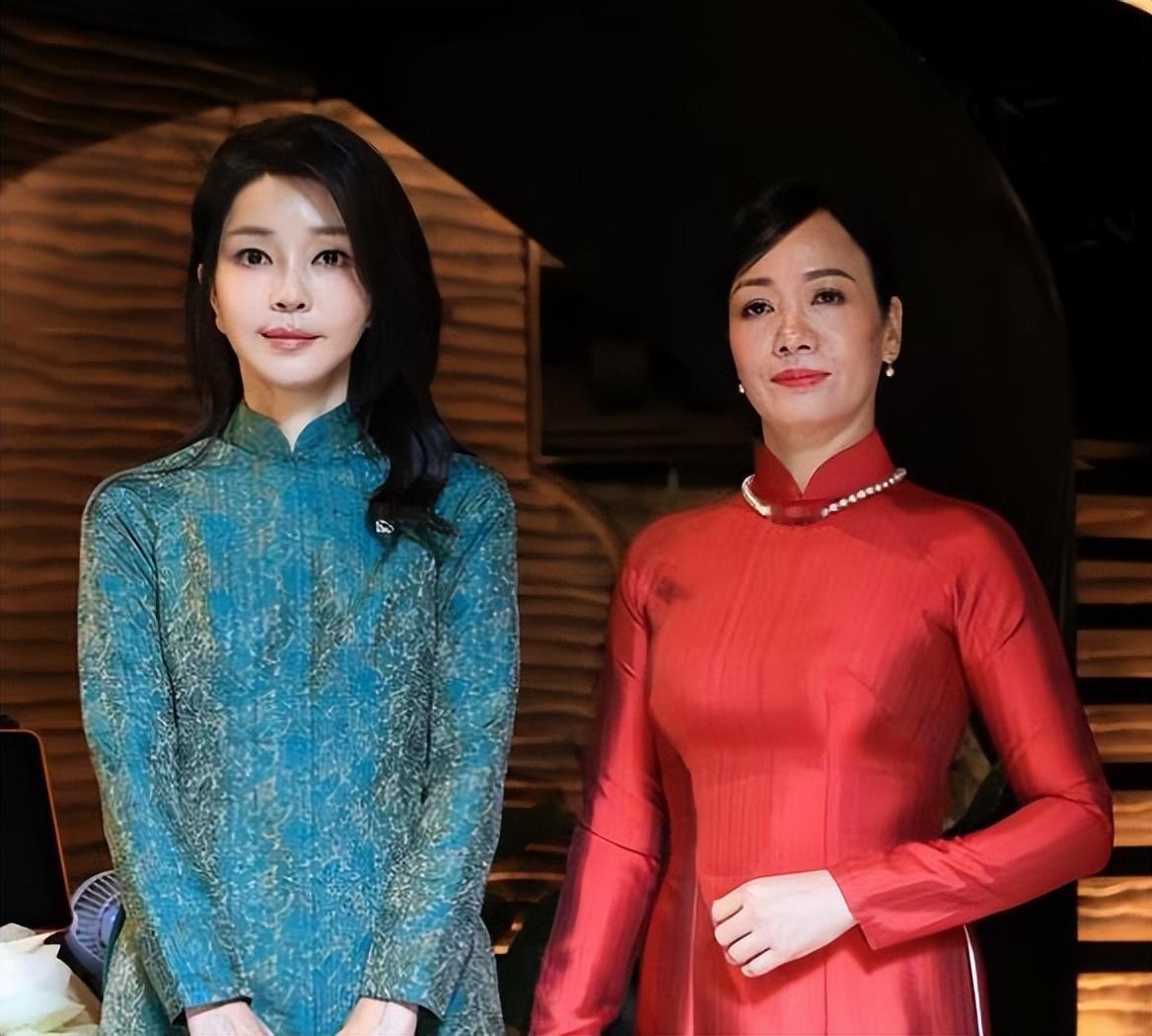 金建希虽然经常一副蜡像的样子，但偶尔她也有清纯自然的一面，比如图二的她就是这样子