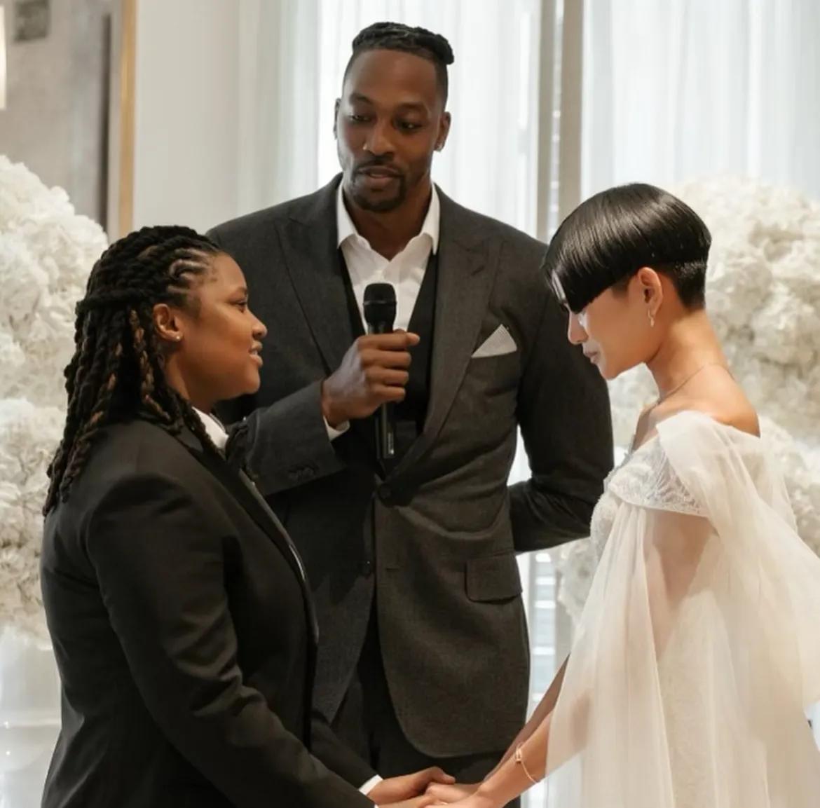 霍华德给人家主持的是什么婚礼？看起来是两个女滴……难道这厮也好这口？！
