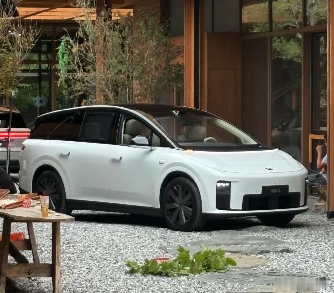 最近理想i8的热度还是挺高的，作为理想汽车首款纯电SUV，确实备受关注，从设计到