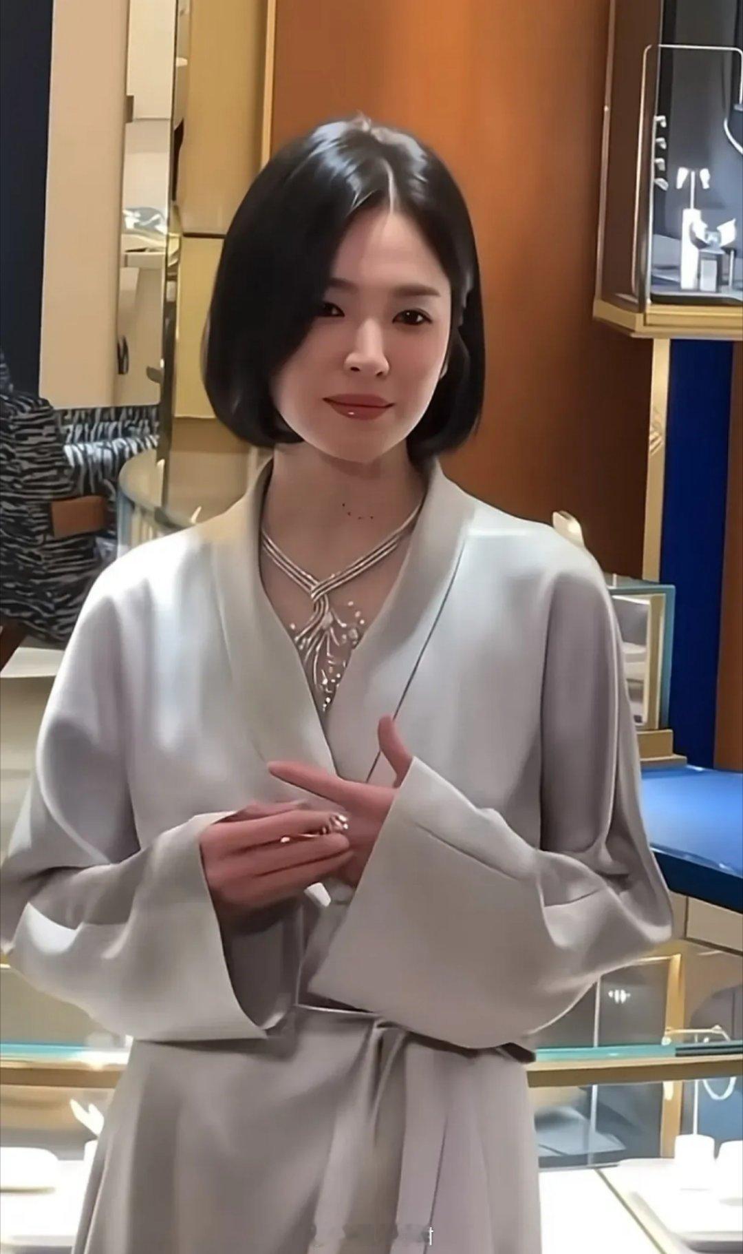 宋慧乔出席泰国活动造型，43岁美貌依旧不减当，宋慧乔泰媒生图这张真的美呆了，脸蛋