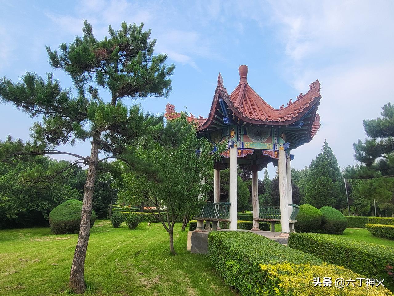 屯留嶷神岭美若画卷，位于屯留城南，海拔 1021 米。山势蜿蜒如卧龙，常云腾雾罩