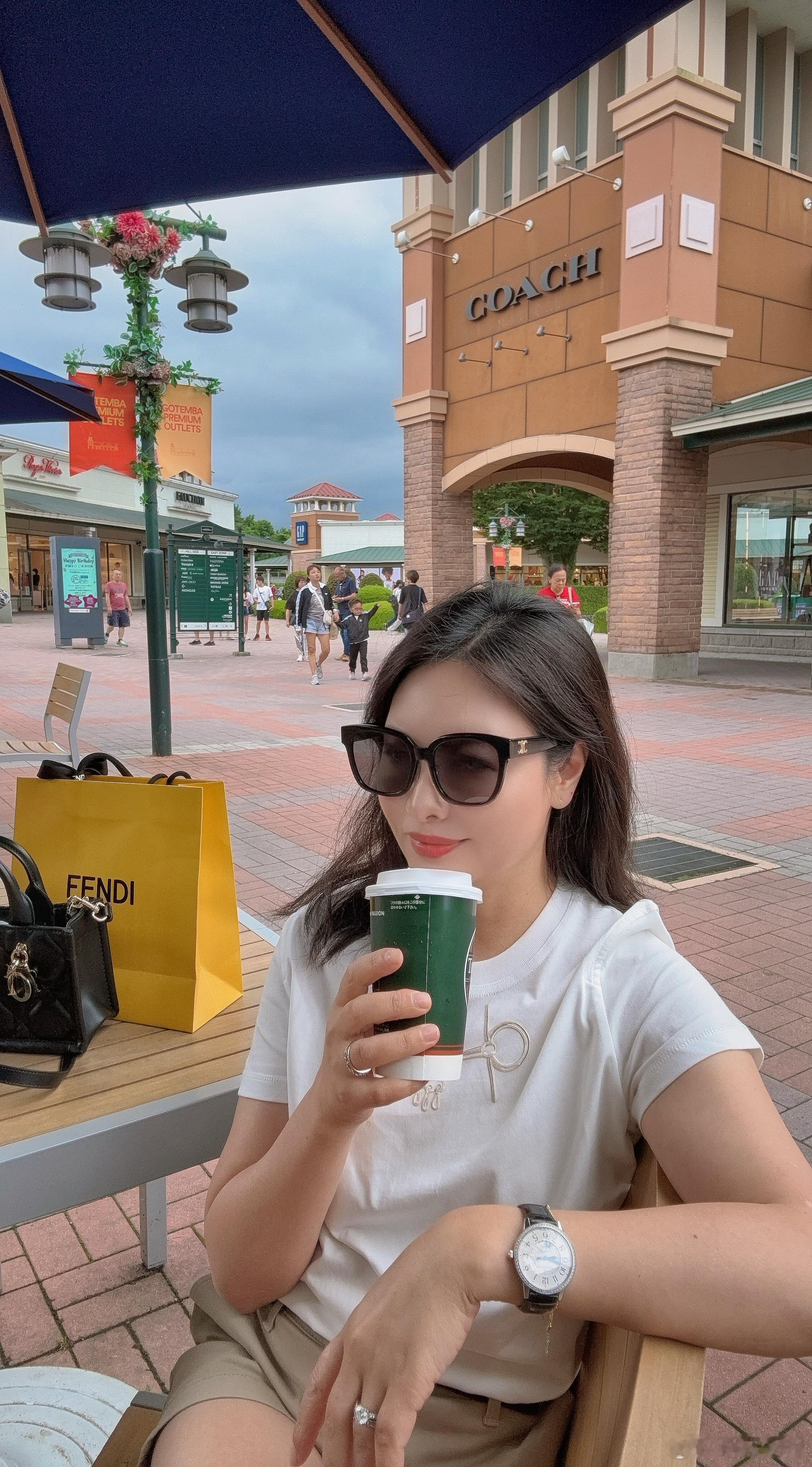 我这次去日本没有买一件衣服，我发现日本人的穿衣分三类，一种就是非常保守的通勤装扮