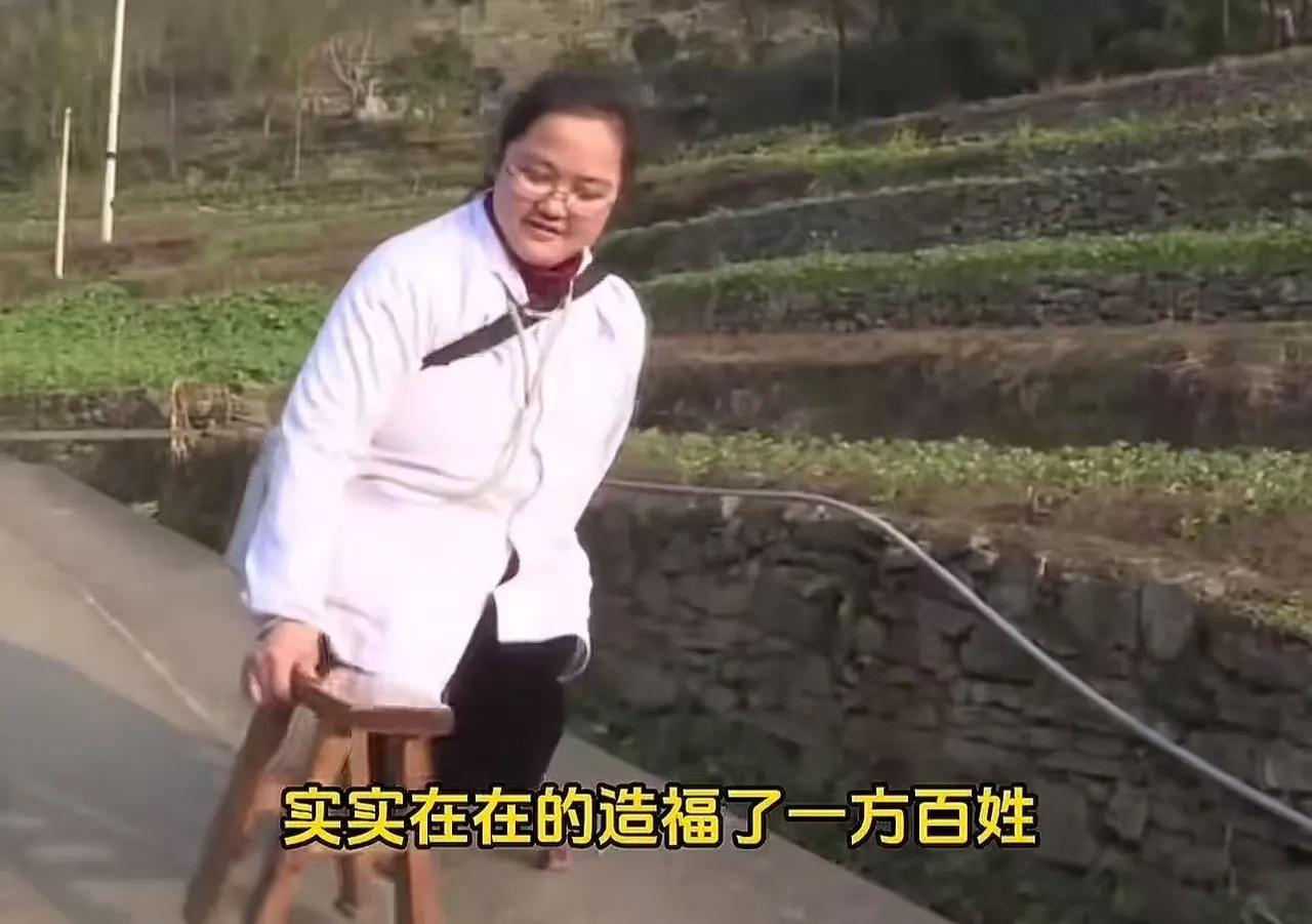 你敢相信吗？女村医没有双腿，却靠着板凳支撑，一步步走遍了辖区的700多户人家，宛