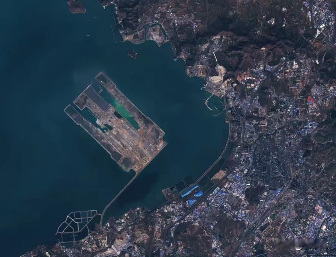 在蔚蓝的海天之间，大连金州湾国际机场正如一颗璀璨的新星，在浩瀚的渤海湾畔缓缓升起