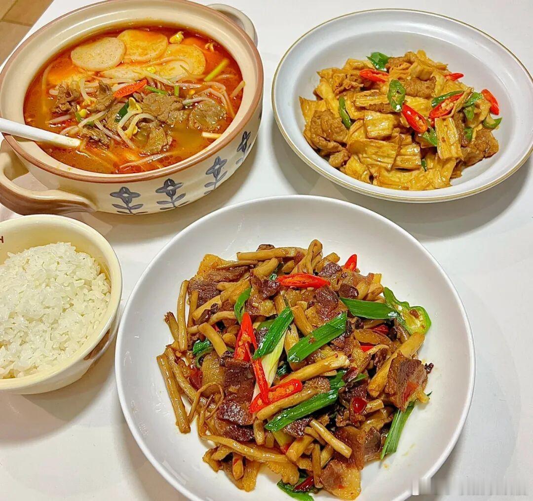 今日自制晚餐打卡，有汤有肉，简单一餐，治愈一整天的疲惫。 