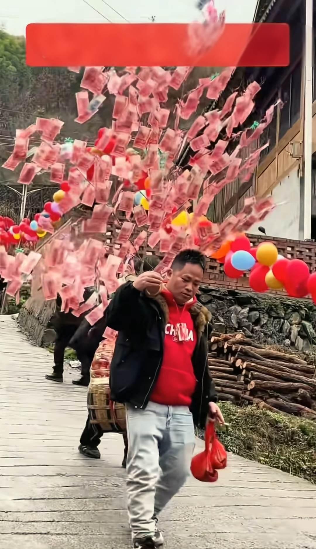 震撼！
现代版的十里红妆，十里红毯铺就，抬着摇钱树，挑着长长的嫁妆，花团锦簇。