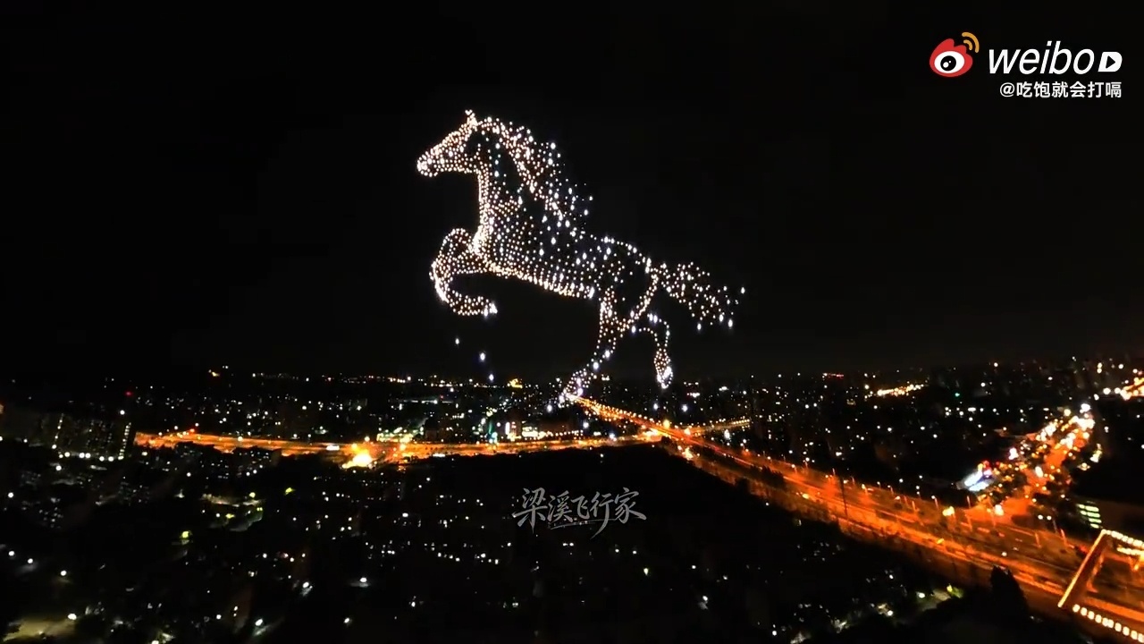 被江南大学毕业晚会硬控了 两千多架无人机在夜空里画出的曲水桥真的太有意境了，这种
