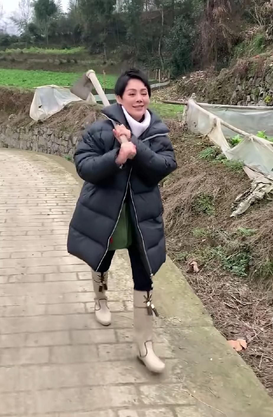 不管你在外是多大的腕，多顶流的明星，一回老家，照样还是得撸起袖子干农活。

近日