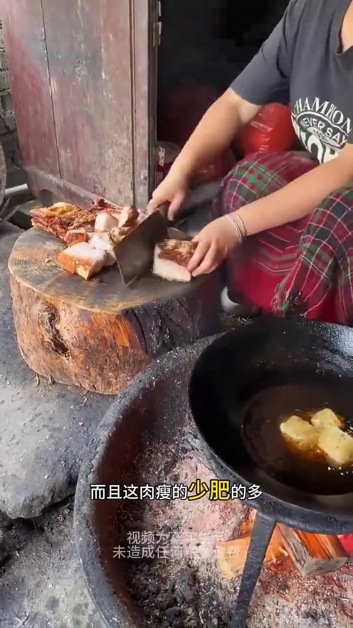 这娘们是个做饭高手，别人做牙签肉都是一根一根炸，她是整片五花肉全部扔到锅里头炸，