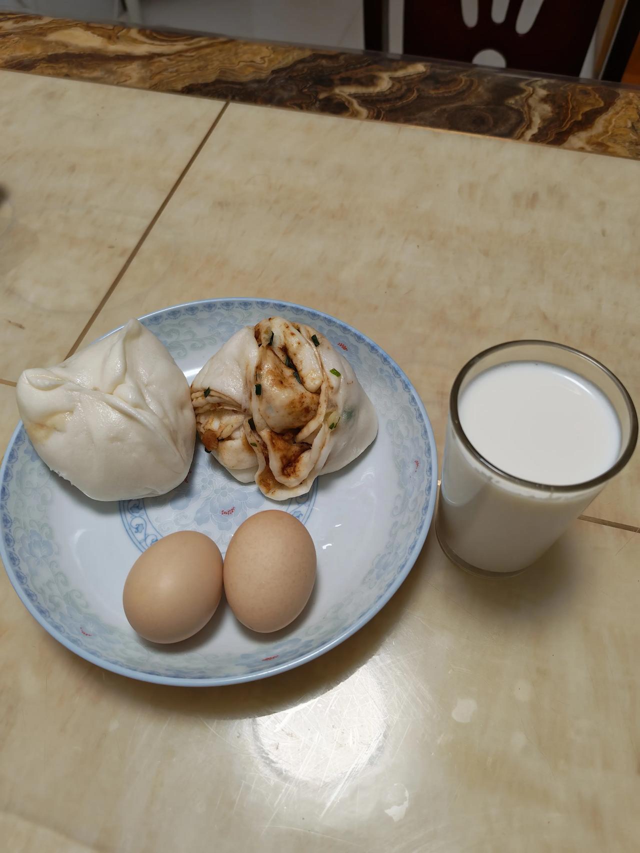 普通的日子里，藏着最踏实的幸福。一份家常早餐，软包、花卷、鸡蛋加牛奶，温热的烟火