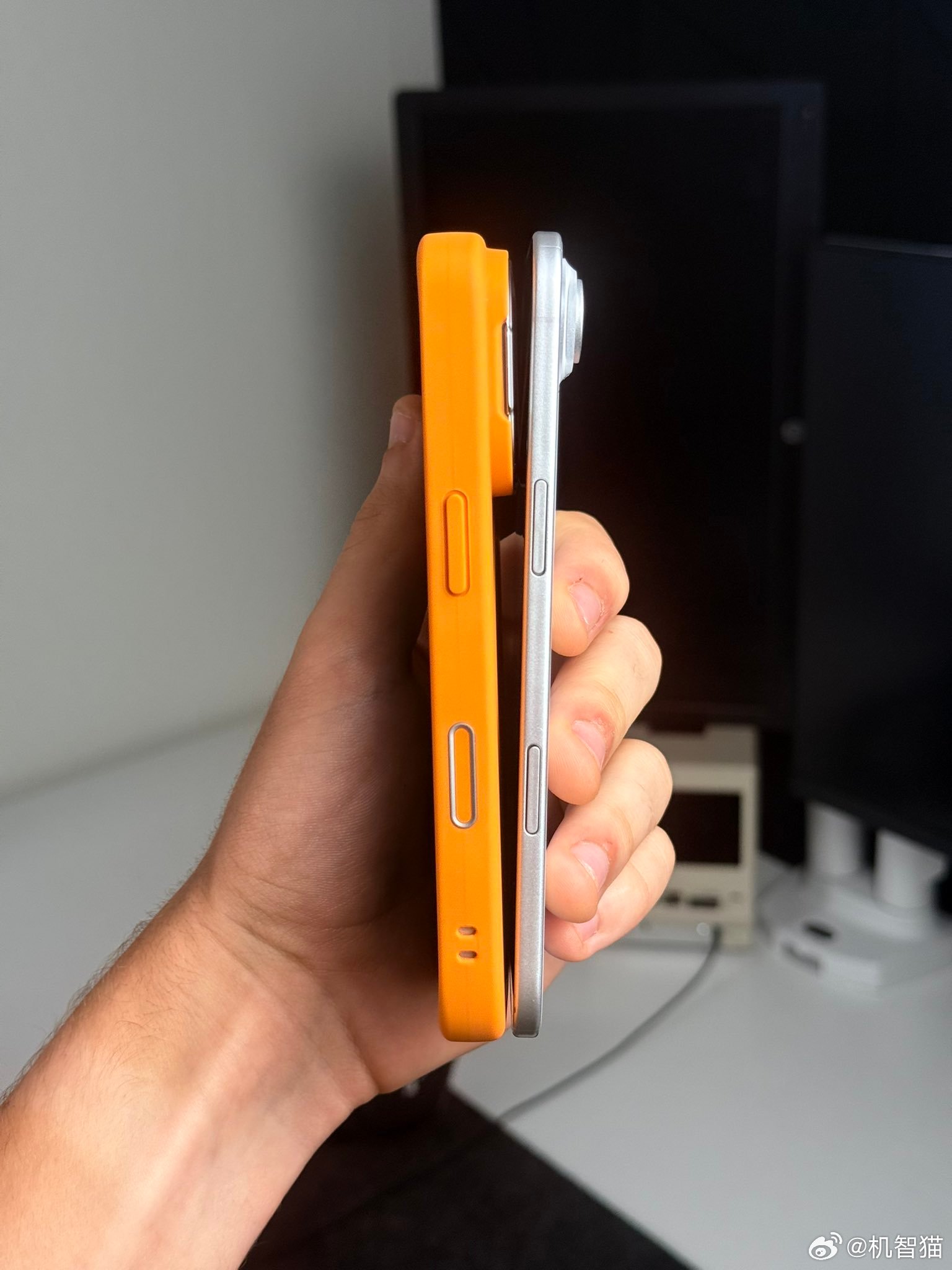 iPhone 17 Pro 带壳 vs iPhone Air这个对比很直观 ​​