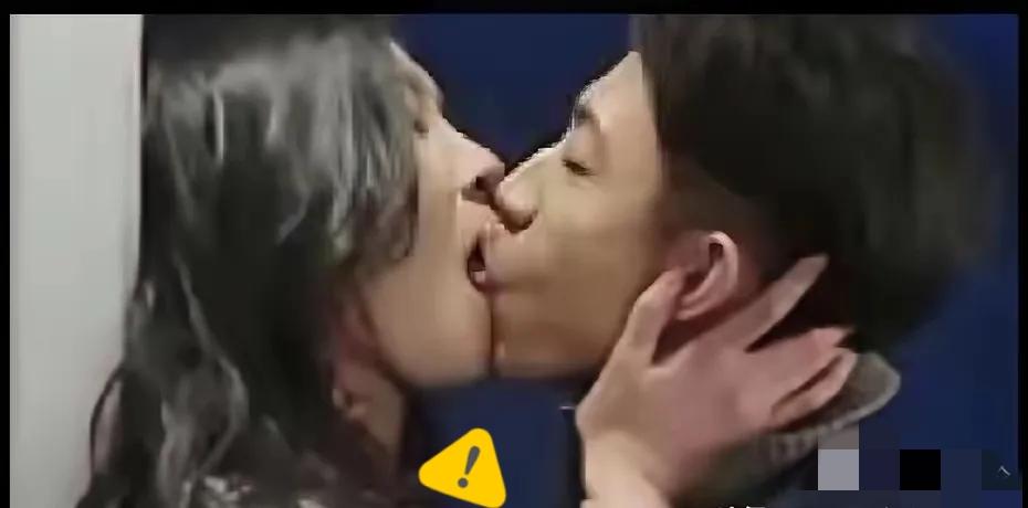 翻到这张图，我愣了一下——张一山和齐溪这吻戏，舌头都伸出来了，也太投入了吧。
