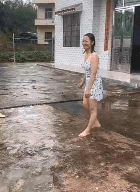 一女子在水渠中几乎可以一动不动地仰泳，让旁观者惊叹不已！这难道是特异功能吗？