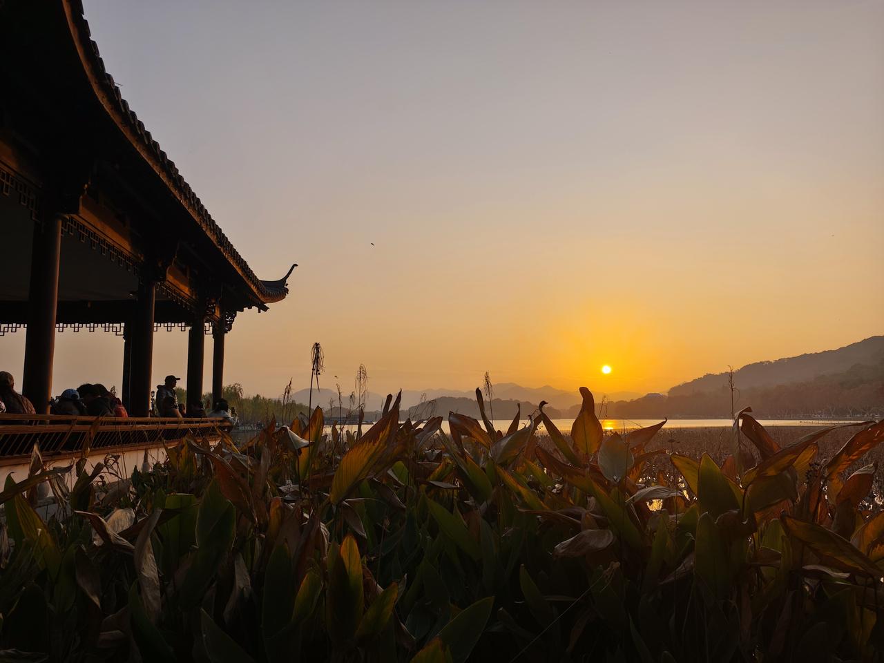 西湖断桥美景，如诗如画，漫步断桥湖畔，邂逅浪漫时光。梦中可有白马王子前来相会？冬