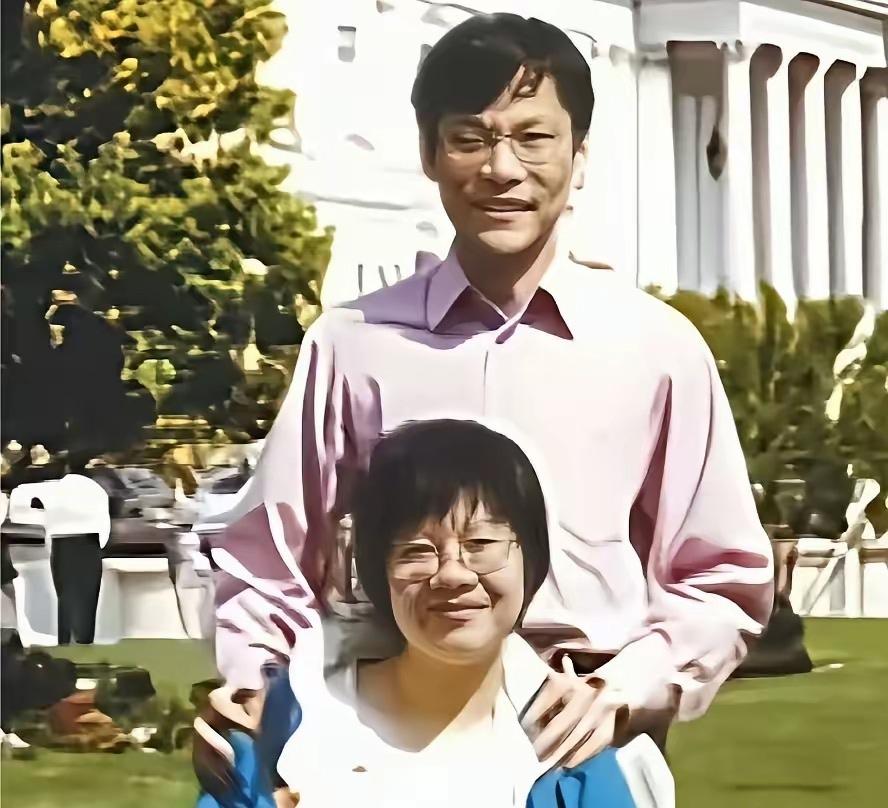 仔细看，这两张照片显示李国庆越活越年轻了。其实是那时候的照片质量不如现在，精神面