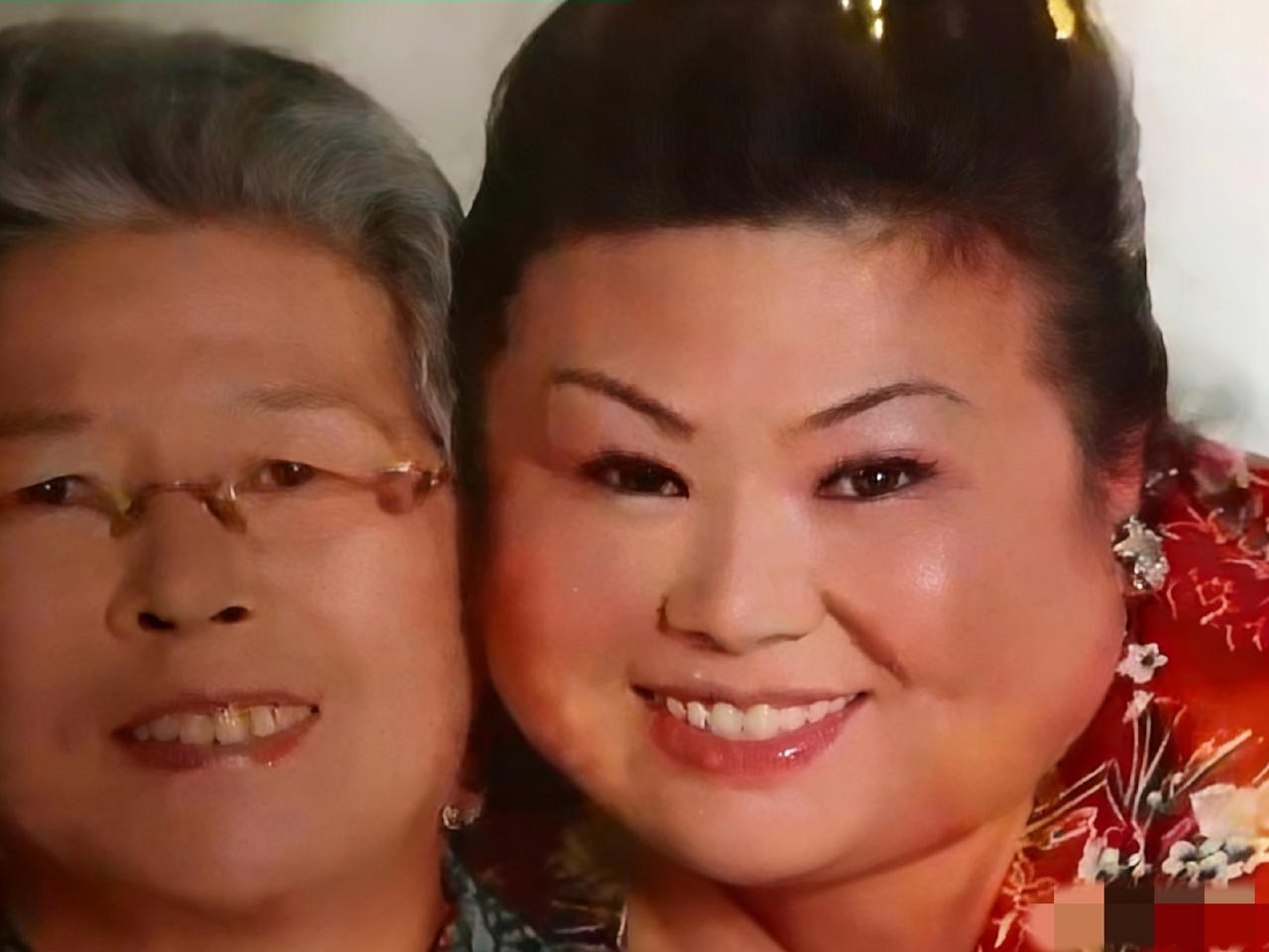 董立范与母亲，一张温馨的合影，作为一位极具实力的演员，她塑造的“富婆”形象生动鲜