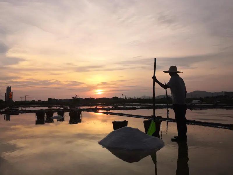 一个老年朋友说，他自从坚持每天两顿饭，而且尽量少吃主食以来，血压就开始处于低位，
