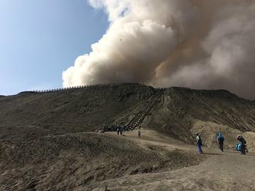 印尼布罗莫火山景区山火烧了近一周！中国驻泗水总领馆紧急提醒：公民暂勿前往
据新华