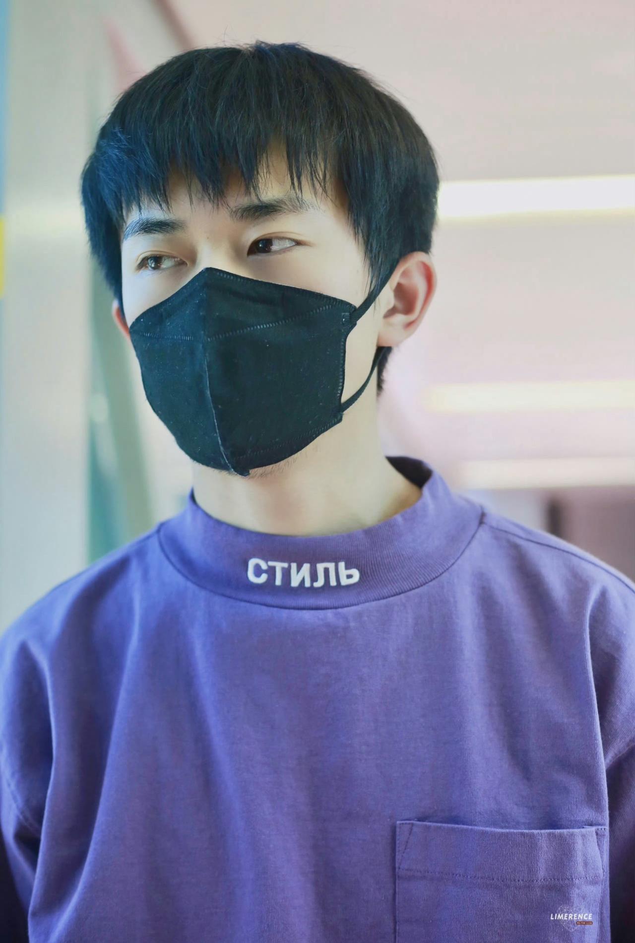 易烊千玺[超话]四字 易烊千玺 yyqx 四字弟弟 
仔细看其实下巴是猕猴桃来着