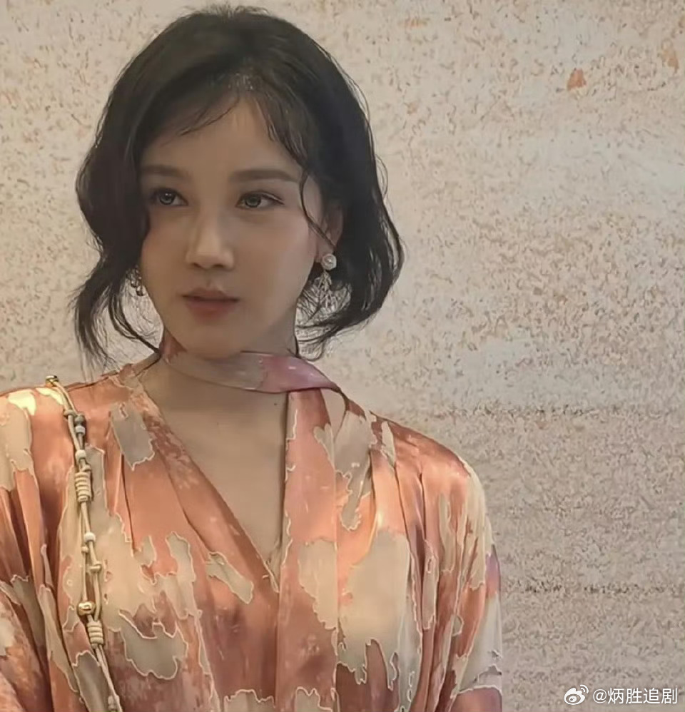 这是陈小纭最近露脸的状态….差点不认识她了，感觉好不自然啊！她这样子还能拍好戏吗