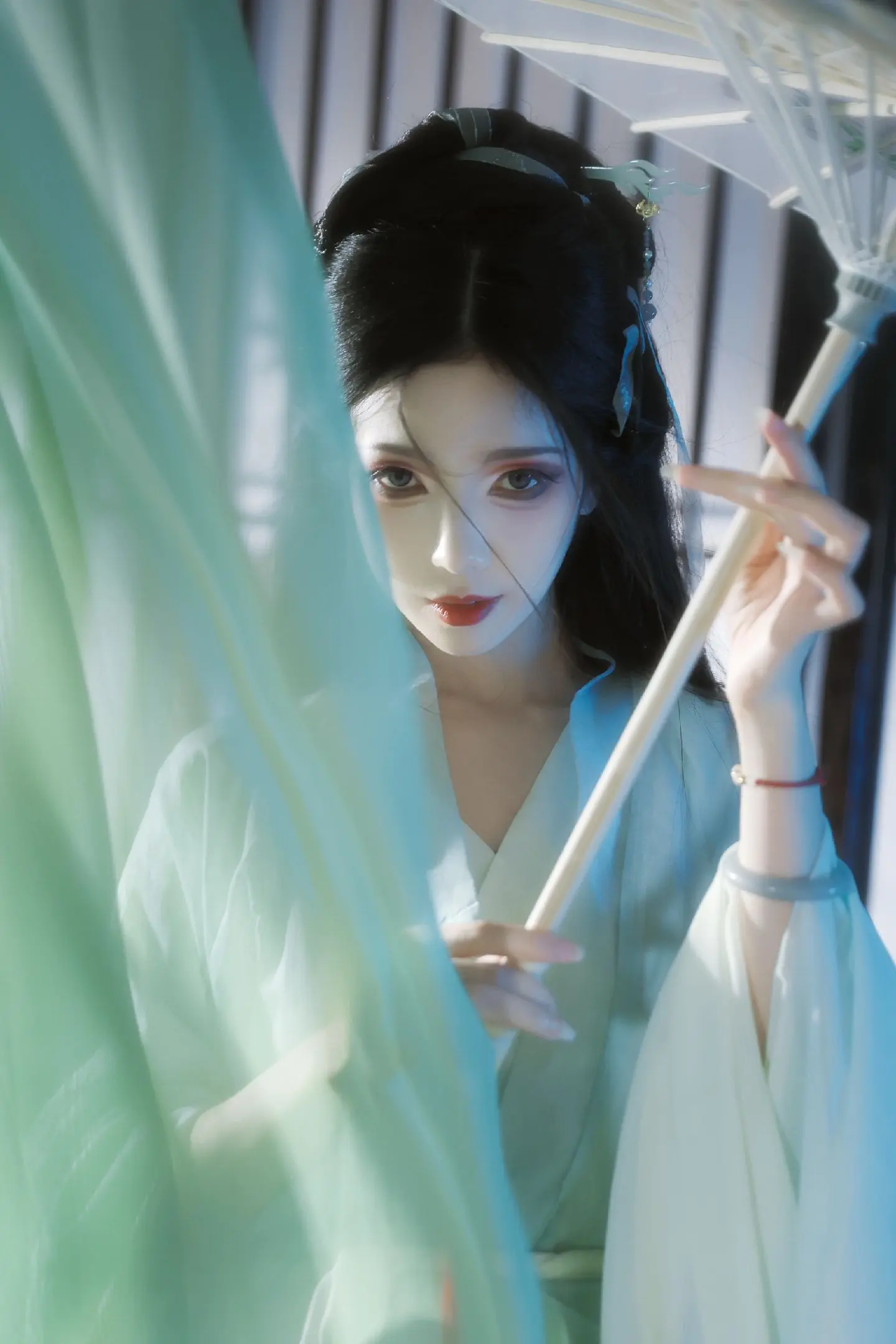 “张嘴，姐姐喂你～”