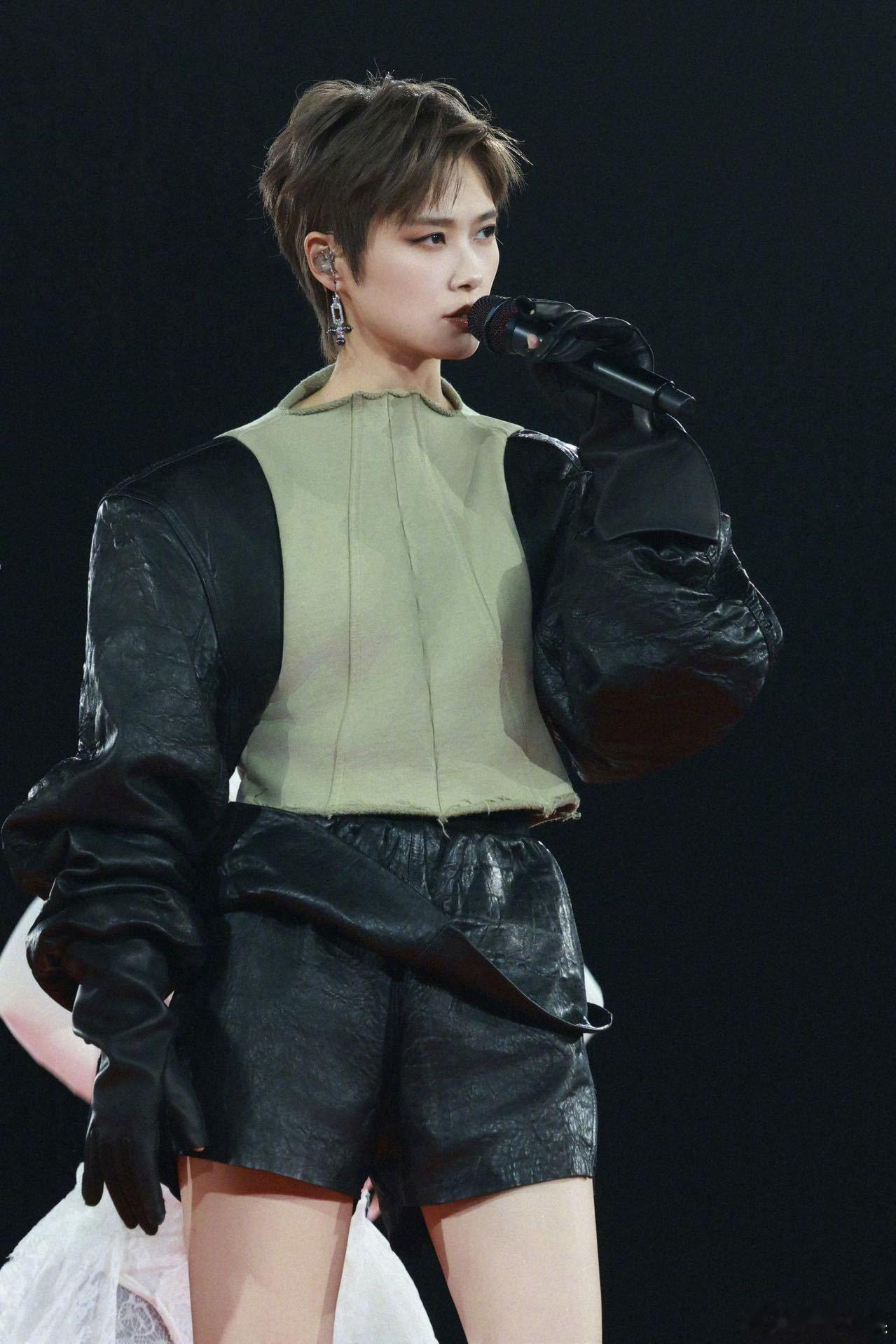 李宇春北京演唱会突击直播李宇春北京演唱会到底有谁在啊✨从彩排打磨到后台准备，再到