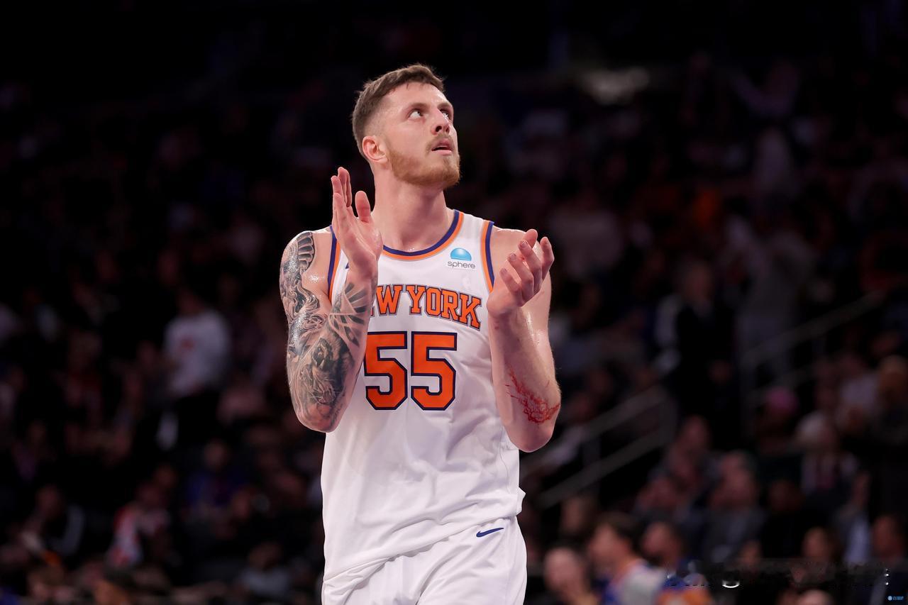 NBA赛场消息：纽约尼克斯给哈腾发“全勤奖”了，奖金35万刀，看看人家，真是财大