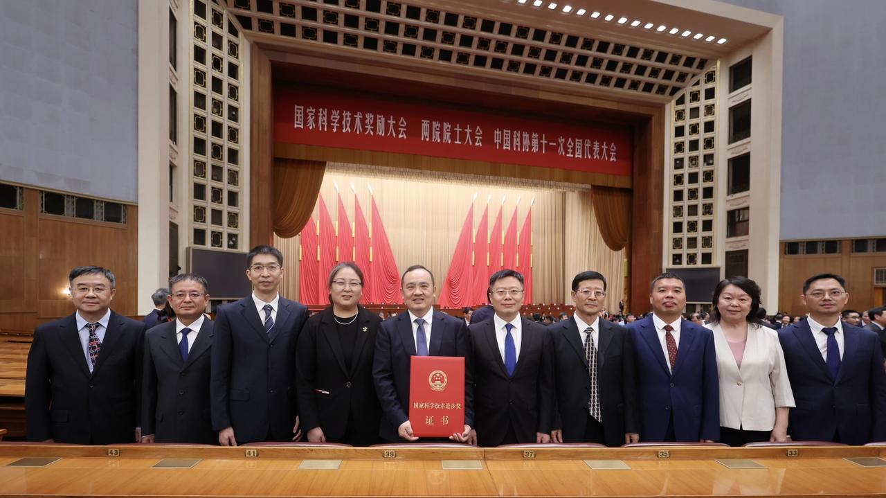 国家科技进步特等奖团队照片
至少认识其中的两个人，为他们点赞！