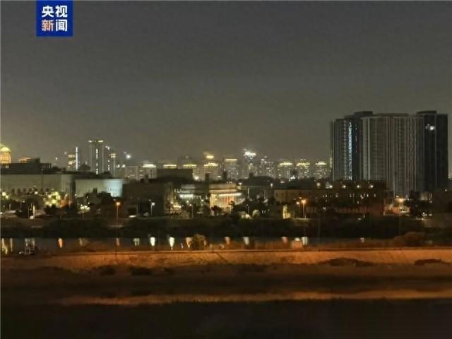 据央视新闻报道，当地时间3月7日晚，美国驻伊拉克大使馆挨了火箭弹。尽管当时使馆的