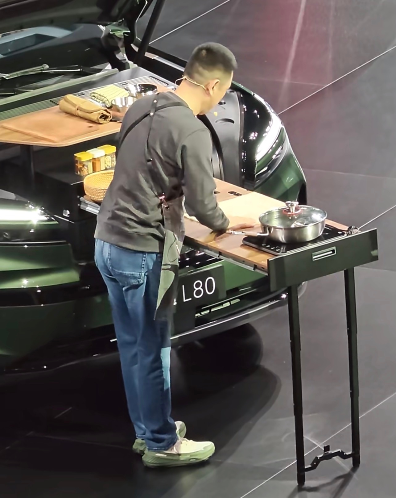 蔚来非得搞的车不像车才罢休吗？上次的衣帽间，这次又来了个厨房。别管路人买不买账，