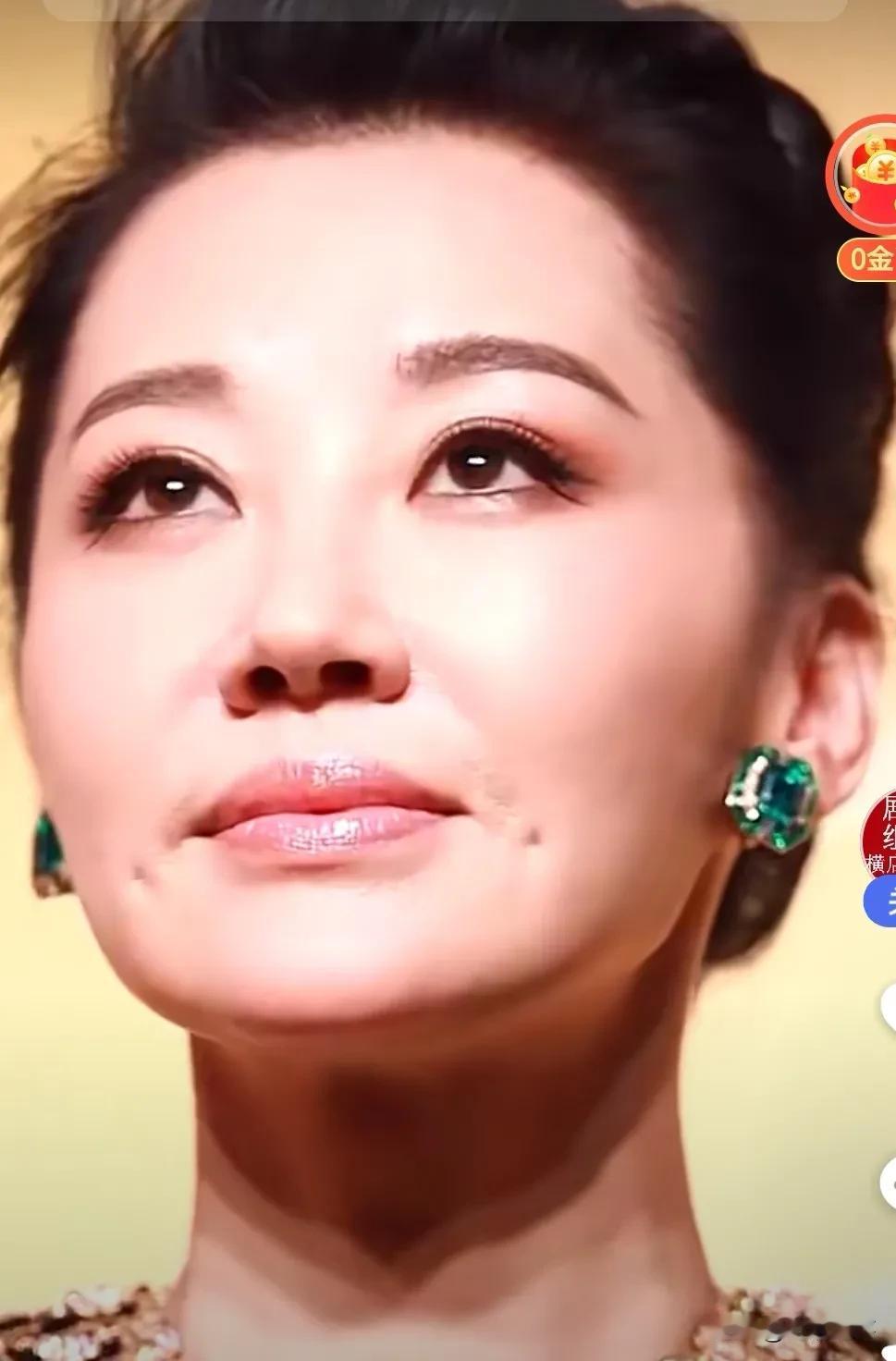这个女人，美吗？
怎么有“委屈”的神情
眼泪汪汪的

年轻时确实美，
现在，56