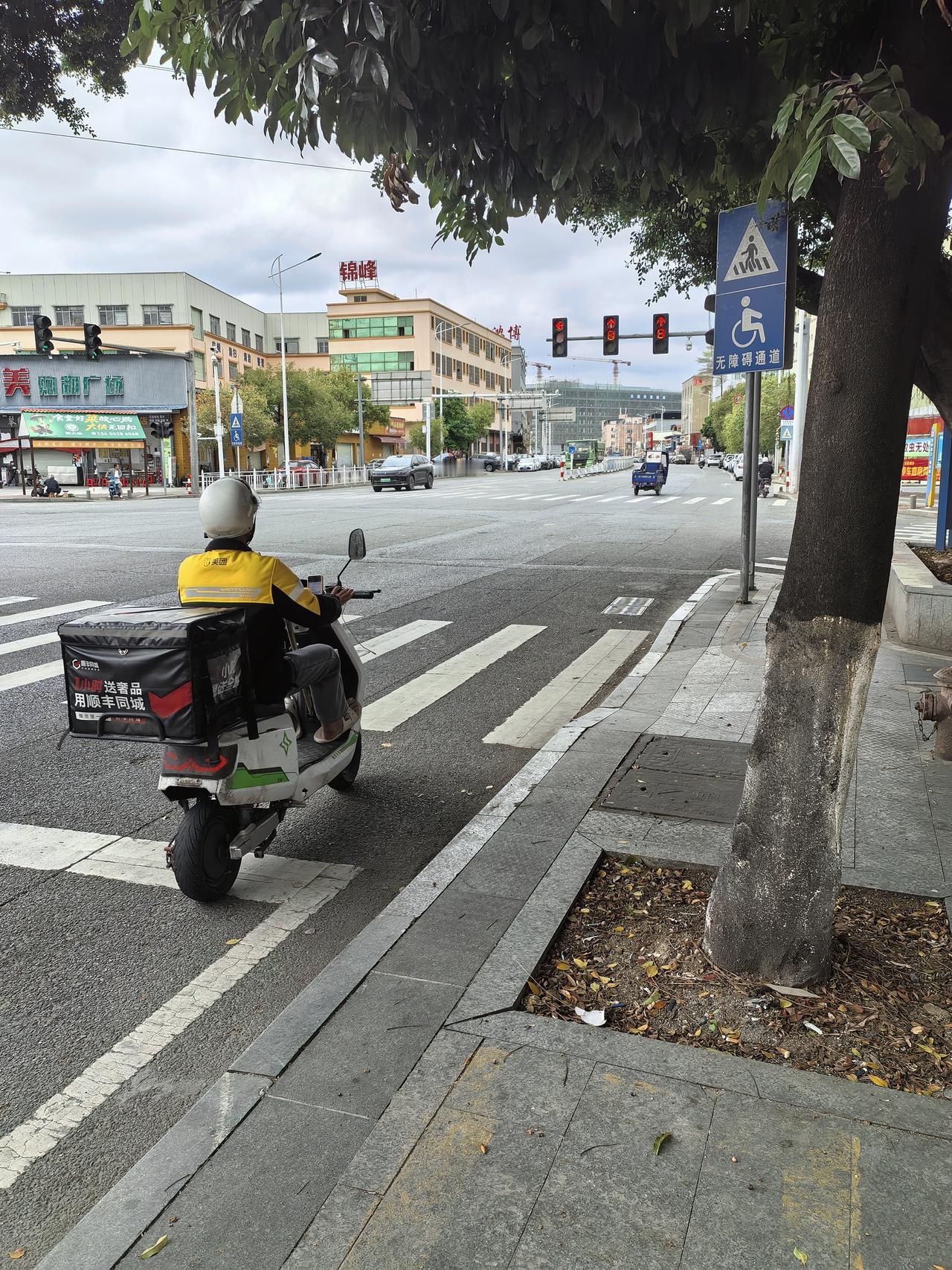 其实他们也知道自己开得太快容易出事，闯红灯和逆行更是经常出事故，但他们没有办法，