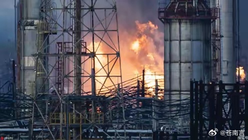 美国得州炼油厂发生爆炸美国得州阿瑟港的瓦莱罗炼油厂突发爆炸起火，现场浓烟直冲高空