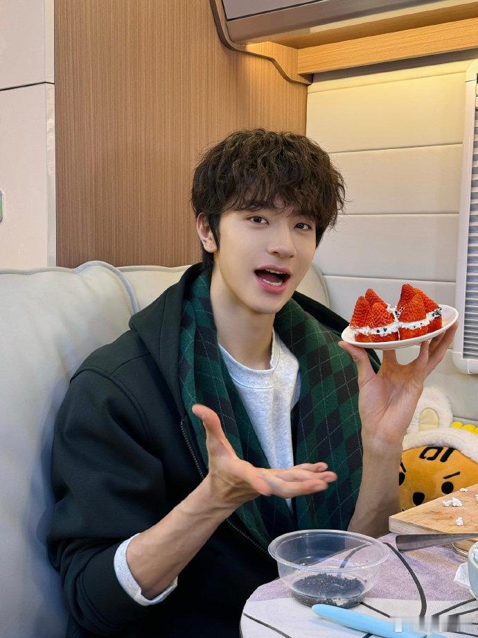 林一把爱你老己听进去了把爱你老己刻进DNA 分草莓主打一个自我满足，林一每次干的