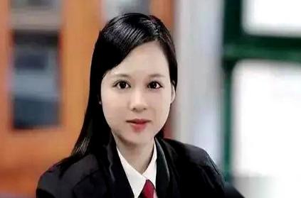前阵子那个在国外闹得最凶，天天喊着“越制裁我越反华”的深圳前女律师，现在天天在油
