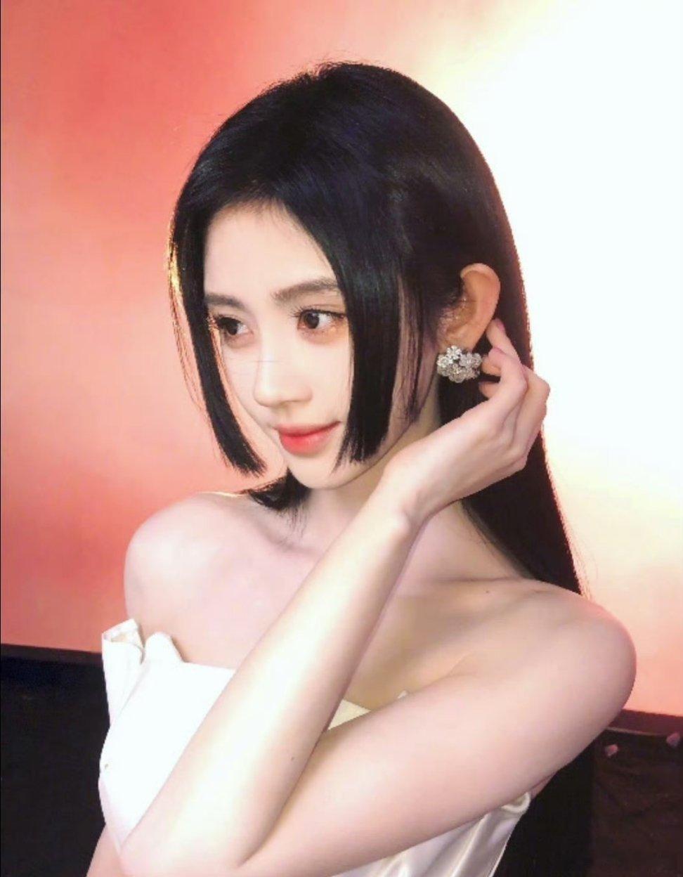 拉芳全球品牌代言人鞠婧祎中国拉芳 强韧之选看完鞠婧祎代言拉芳的宣传画面瞬间心动，
