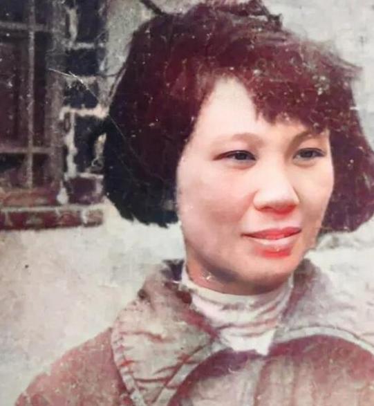 1975 年，重庆意外挖出一具无名遗骸，尸骨上还牢牢锁着一副早已锈迹斑斑、几乎与