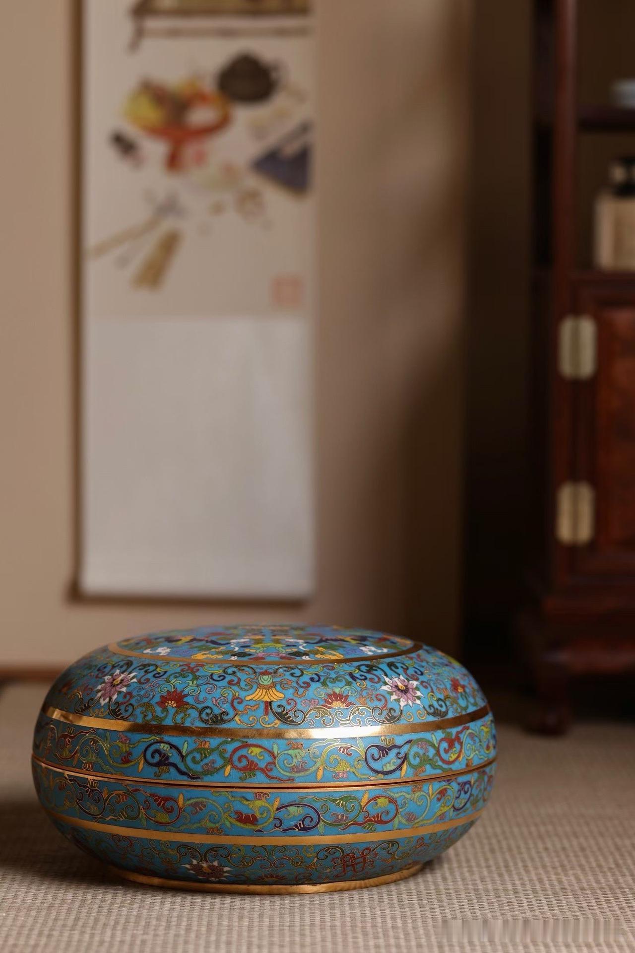 景泰蓝｜五福捧寿圆盒

有些器物，生来便带着喜气。

景泰蓝历经火与金的淬炼，将