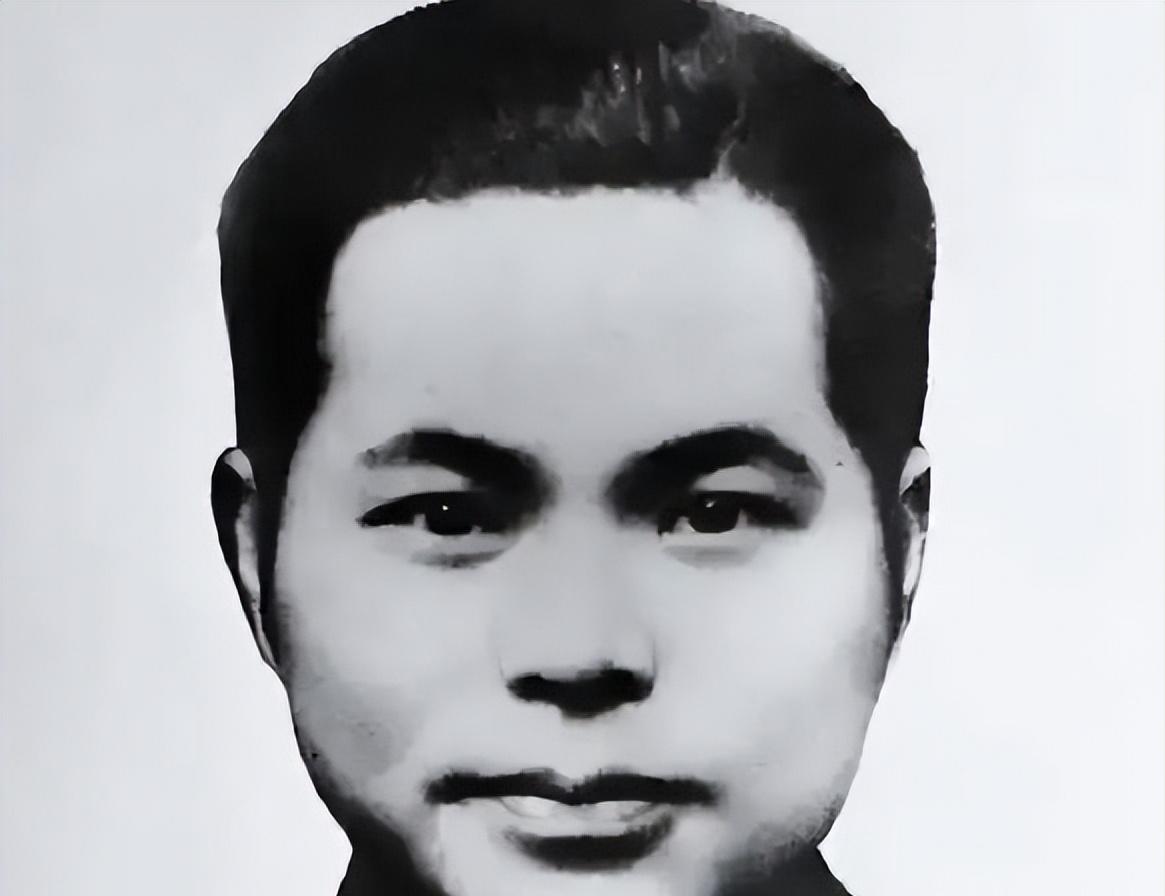 1946年，国军少将趁着夜色，闯进了一个地下党员家里，他用枪顶着地下党员的脑袋，