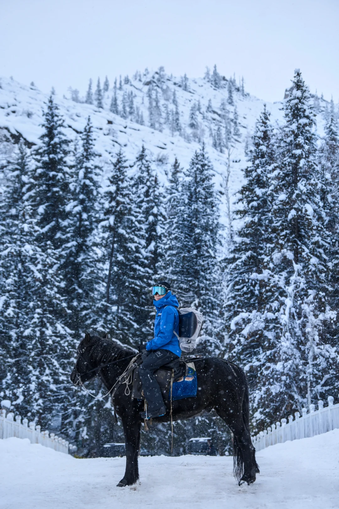 男孩子都该尝试的下雪天骑马！